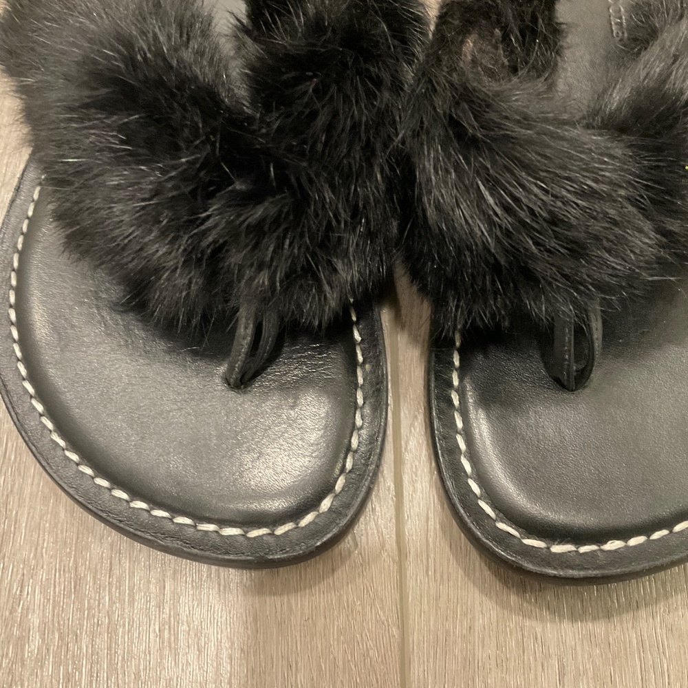 BERNARDO Miami Fur Thong Sandals Black Size 9 - Picture 2 of 7